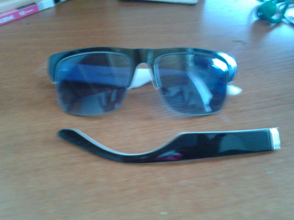 Можно вернуть очки в магазин. Сломанные очки. Сломанные солнечные очки. Разбитые солнцезащитные очки. Солнечные очки треснули.